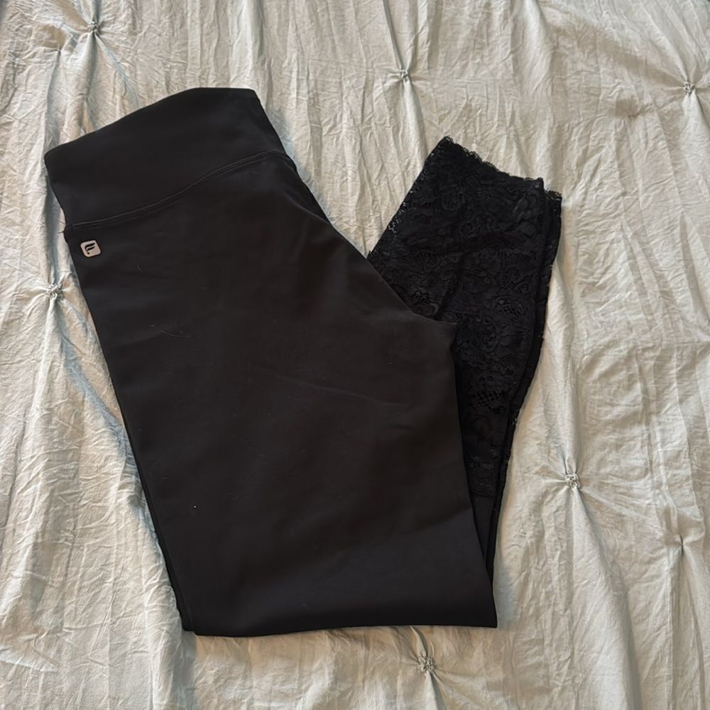 Fabletics XL *LIKE NEW* Elegant Black Lace Accent Compression Yoga Pants